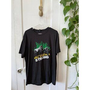 District men’s size X – large apes together, strong T-shirt